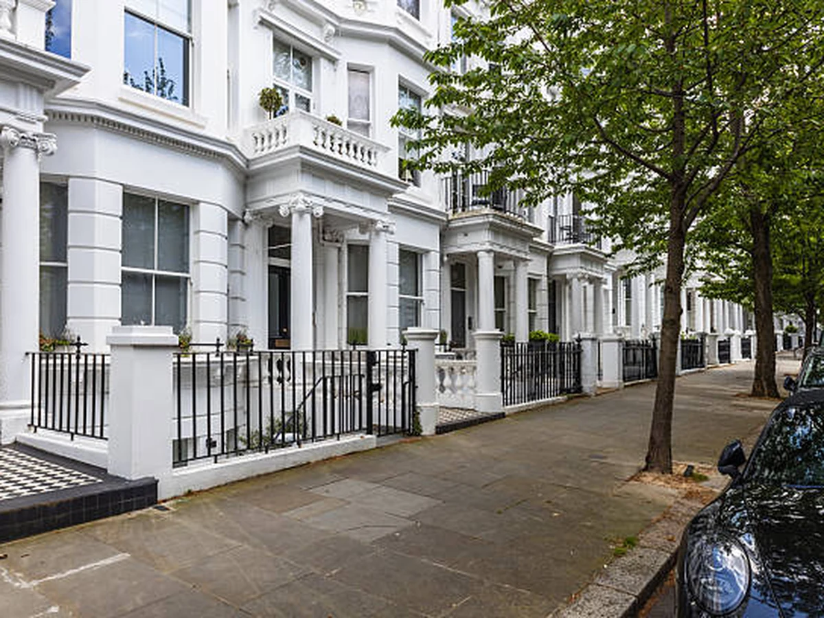 White stucco Victorian property exterior painting in North Devon by Barnstaple Decorators
