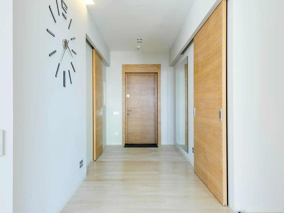hallway-painting-white-hallway-wood-barnstaple-decorators Painting and decorating — hallway with white walls